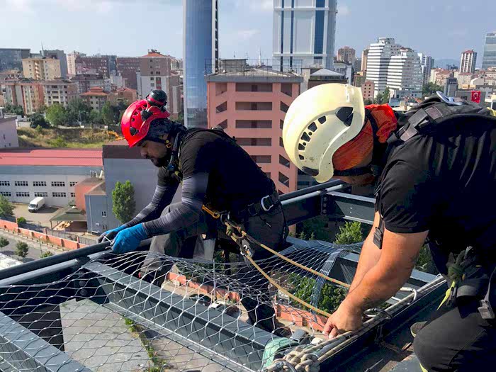  Dış cephe cam temizliği, İç mekan cephe temizliği, Çelik konstrüksiyon temizliği, Çimento baca temizliği, enerji sektörü  cüruf ve baca temizliği, Yakıt tankı temizliği, LED montajı, Tabela asma ve söküm, Bayrak asma, AVM iç ve dış süsleme, İç mekan avize asma, Kule vinç projektör montaj, Dış cephe sıva ve boya, Dış cephe silikon, Yalıtım ve montolama, Cam montaj, Kompozıt tamir ve montaj, Kanat temizliği, kanat toz temizliği, kanat kimyasal temizlik, kanatkuş atıkları temizliği, Kanat tamiri, Kaset sistem, düşme ve durma özelliklerine sahip ağ kurulumu,  Konveksiyonel sistem, Dikey kapama ağı, Balkon kapama ağı, Şaft ve asansör boşluk kapama, Havuz kapama, Tahribatsız muayene, Kaynak ve taşlama, köprülerde ve viyadüklerde bakım onarım ve hasar tespit çalışmaları, Petrol ve platform sahalarında torklama, Gemi ve çelik yapılarda pas döküm, taşlama ve boyama işlemleri, Yamaç örtüleme sistemleri (düşme tehlikesi olan taş ve kaya parçalarının çevresinde bulunan yaşam veya üretim faaliyetleri yürüten yapılara zarar vermemesi için kullanılan önlemler), Tehlikeli konumda bulunan kayalıkların kontrollü şekilde patlatılması, ekolojik patlatma, Şev stabilizasyonu, endüstriyel dağcılık, iple erişim, endütriyel temizlik