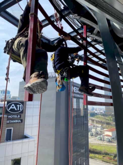  Dış cephe cam temizliği, İç mekan cephe temizliği, Çelik konstrüksiyon temizliği, Çimento baca temizliği, enerji sektörü  cüruf ve baca temizliği, Yakıt tankı temizliği, LED montajı, Tabela asma ve söküm, Bayrak asma, AVM iç ve dış süsleme, İç mekan avize asma, Kule vinç projektör montaj, Dış cephe sıva ve boya, Dış cephe silikon, Yalıtım ve montolama, Cam montaj, Kompozıt tamir ve montaj, Kanat temizliği, kanat toz temizliği, kanat kimyasal temizlik, kanatkuş atıkları temizliği, Kanat tamiri, Kaset sistem, düşme ve durma özelliklerine sahip ağ kurulumu,  Konveksiyonel sistem, Dikey kapama ağı, Balkon kapama ağı, Şaft ve asansör boşluk kapama, Havuz kapama, Tahribatsız muayene, Kaynak ve taşlama, köprülerde ve viyadüklerde bakım onarım ve hasar tespit çalışmaları, Petrol ve platform sahalarında torklama, Gemi ve çelik yapılarda pas döküm, taşlama ve boyama işlemleri, Yamaç örtüleme sistemleri (düşme tehlikesi olan taş ve kaya parçalarının çevresinde bulunan yaşam veya üretim faaliyetleri yürüten yapılara zarar vermemesi için kullanılan önlemler), Tehlikeli konumda bulunan kayalıkların kontrollü şekilde patlatılması, ekolojik patlatma, Şev stabilizasyonu, endüstriyel dağcılık, iple erişim, endütriyel temizlik